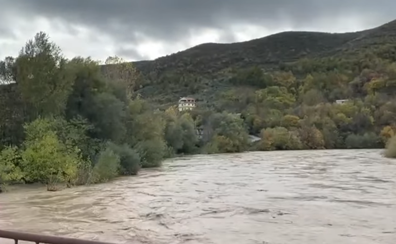 Situatë kritike pas reshjeve intensive! Shkumbini del nga shtrati, përmbyten dhjetëra banesa 5 800 0 f 29
