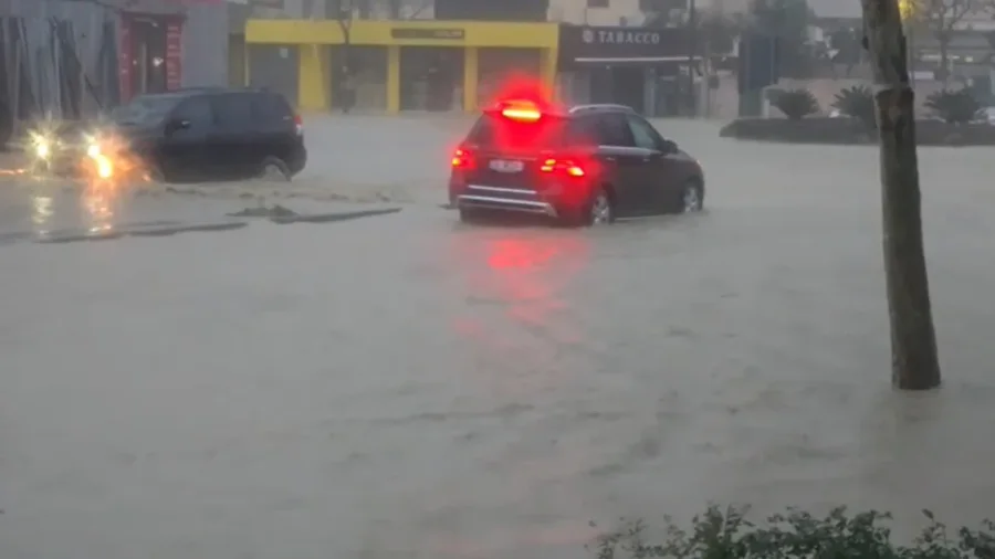 Reshjet e shiut/ Disa familje të përmbytura në fshatin Adriatik të Kurbinit