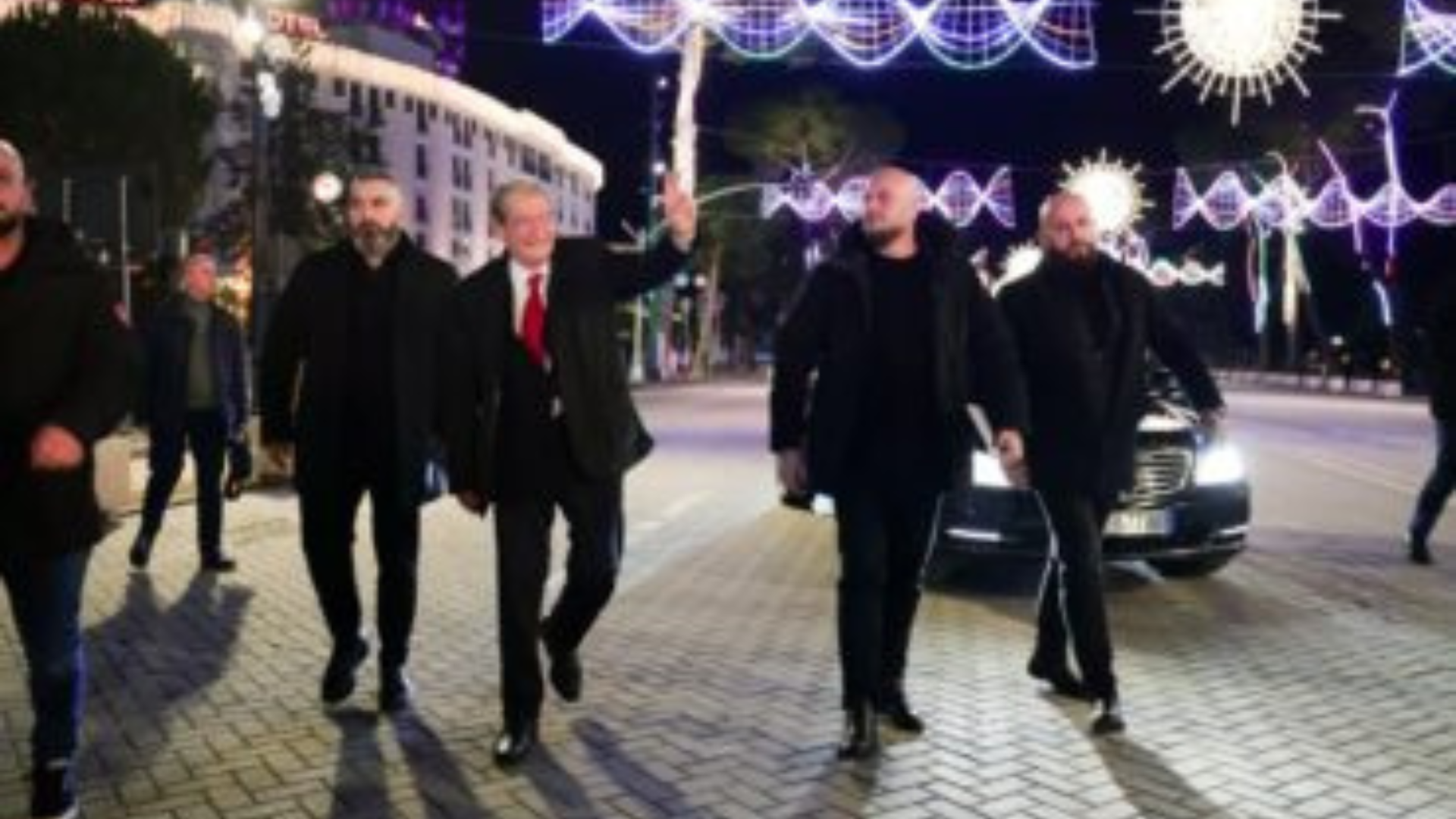 Pas fjalimeve, Berisha largohet në këmbë në bulevardin “Dëshmorët e Kombit”