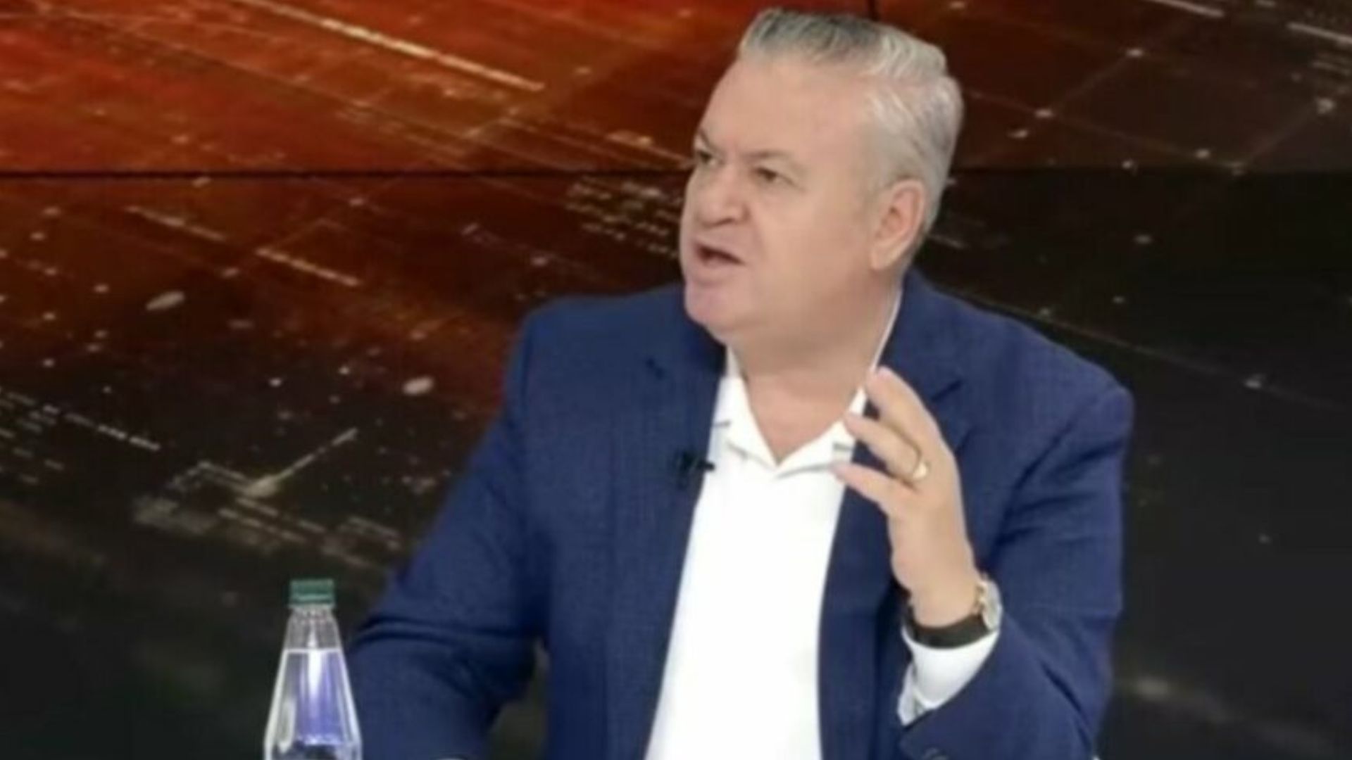 “As zjarr, as revoltë”, Murrizi godet fort PD-në: Të enjten votoni Ramën, të shtunën kërkoni ta rrëzoni 4 Aggiungi un sottotitolo 24