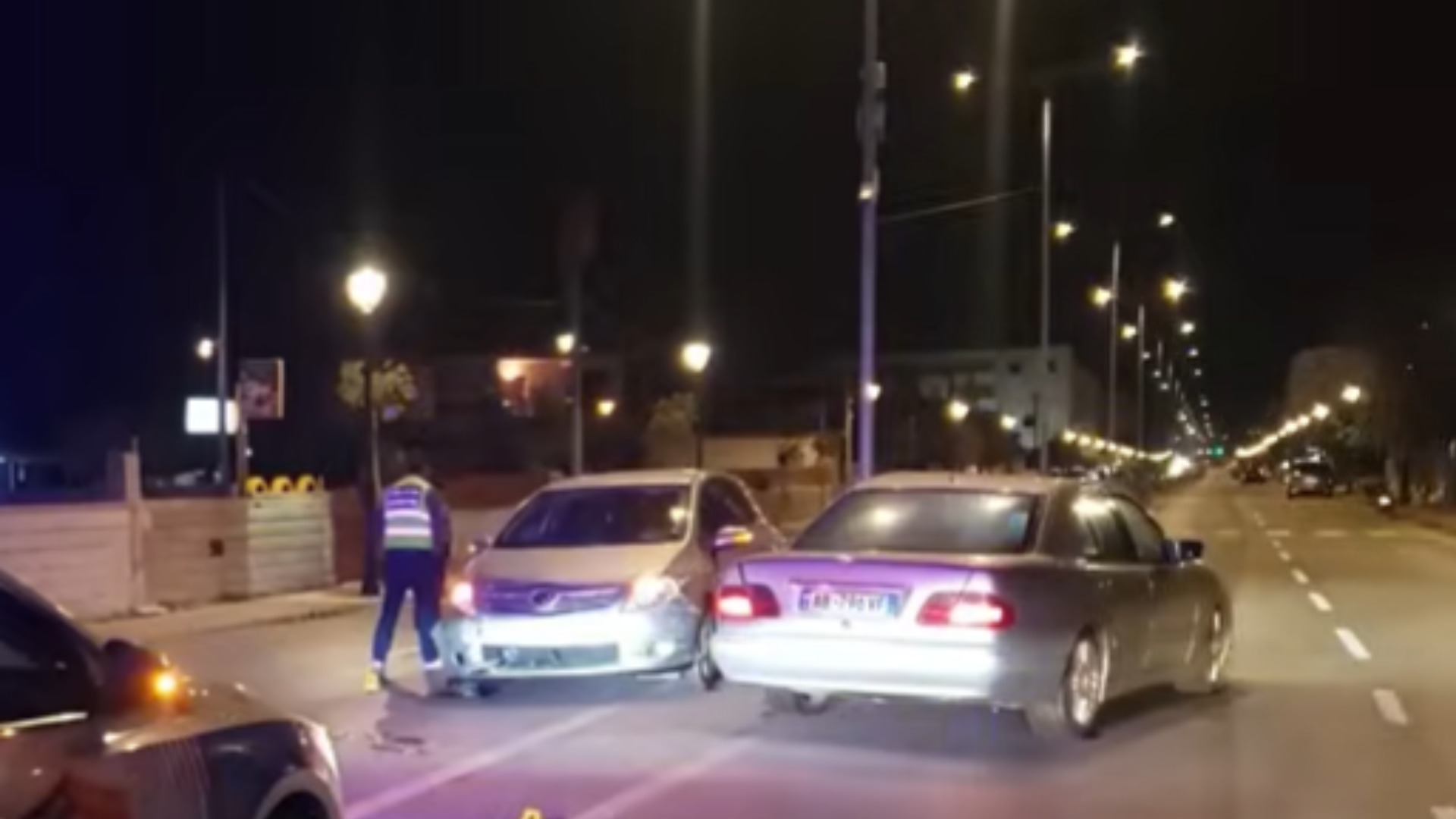 Berat/ Përplasen dy makina plagoset çifti i bashkëshortëve, transportohen në spital 16 Aggiungi un sottotitolo 35