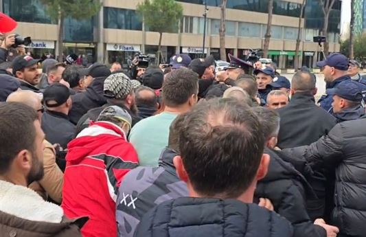 U arrestuan pak ditë më parë në protestën e Lapajt, gjykata liron katër anëtarët e “Shqipëria Bëhet”, u cakton “Detyrim Paraqitje”
