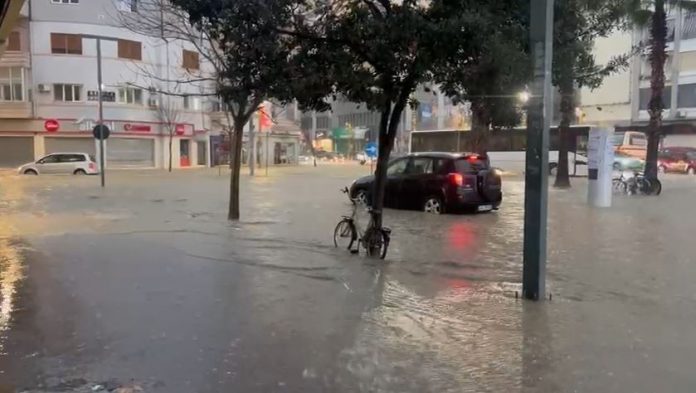 Reshjet e dendura të shiut krijojnë vështirësi në qarkullim në disa zona të Qarkut Durrës
