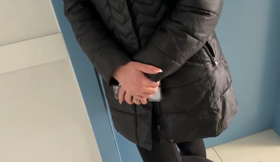 U akuzua se braktisi fëmijët dhe i la pa ngenë në shtëpi, nëna: Detyrohesha të punoja. Nuk abuzoj kurrë me ta! 6 FLET NENA E 3 FEMIJEVE NE DURRES