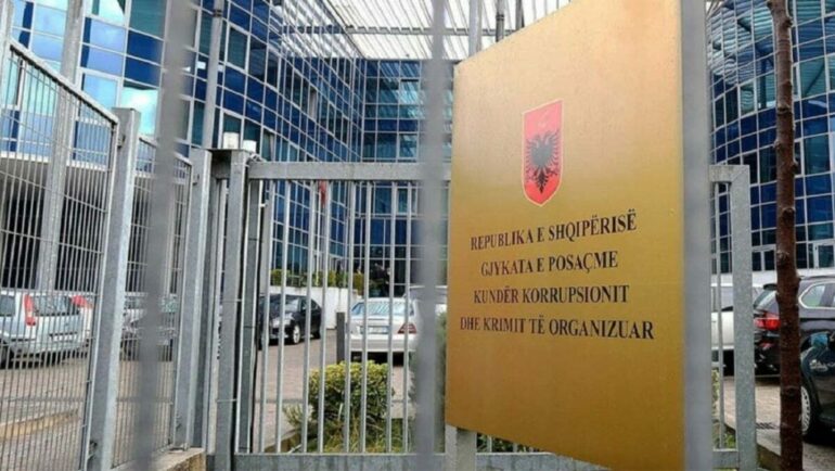 Mungoi në seancën për dosjen “Plumbi i artë”, Drejtoria e Burgjeve njofton GJKKO: Altin Ndoci u arratis, po e kërkon policia!