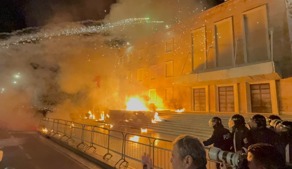 FOTOLAJM/ Protestuesit hedhin bomba molotov drejt kryeministrisë