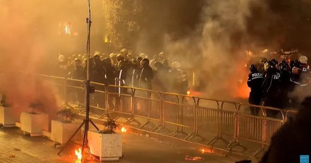 Protestuesit hodhën molotov dhe sende të forta para kryeministrisë, lëndohen 5 efektivë policie
