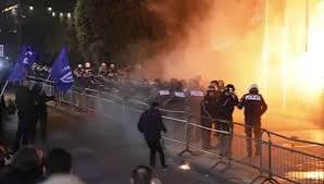 Tensionet në protestën e PD, policia njoftim zyrtar: 11 policë të dëmtuar, po marrin ndihmën mjekësore në spital