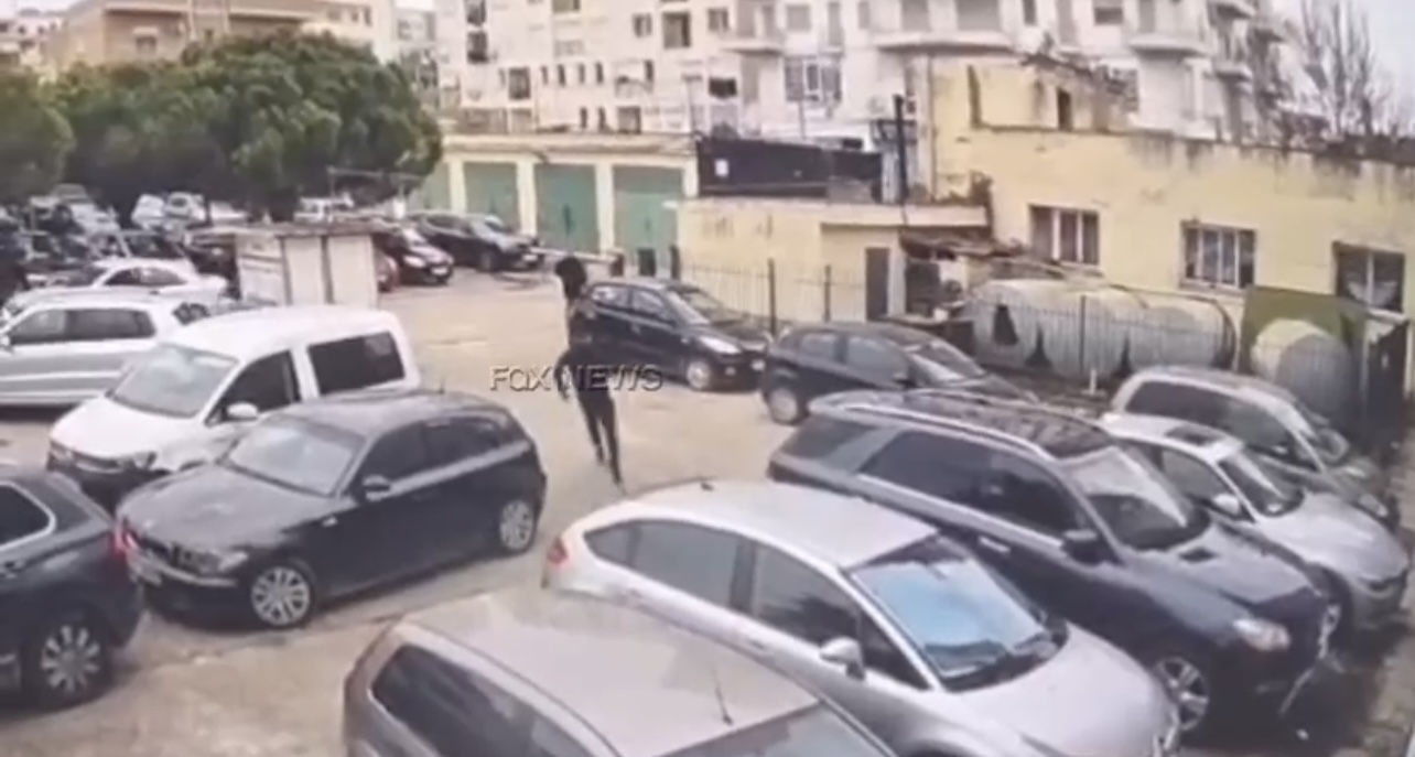 Video/ Fax News siguron videon e momentit kur i paraburgosuri Altin Ndoci arratiset me vrap nga spitali i Durrësit