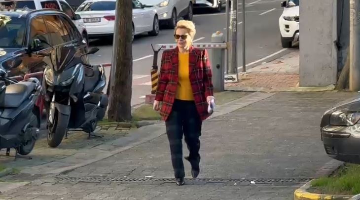 Kryemadhi shkon në GJKKO, batuta me gazetarët, përshëndet me dy gishta 8 Monika Kryemadhi 1