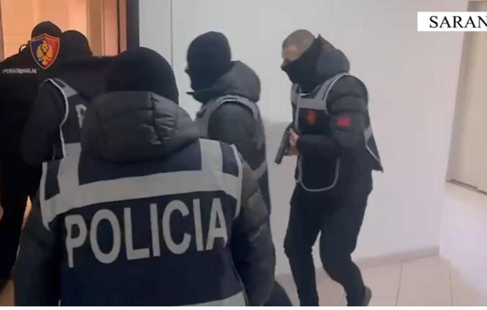 Zbulohet laborator droge në Sarandë/ “Policia!”, blutë ‘shkallmojnë’ derën e apartamentit, pranga të riut 13 SARANDE POLICIA