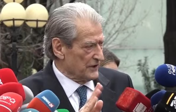 Sali Berisha jashte kuvendit per sazanin