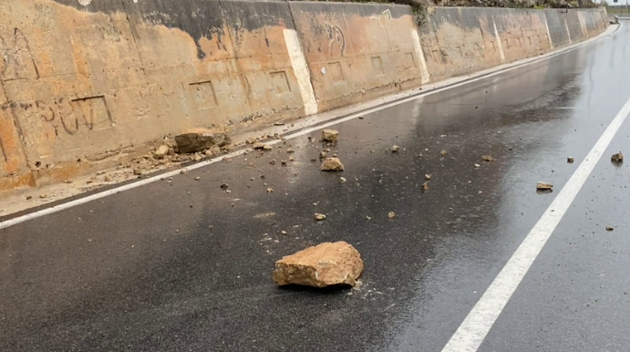 Rënie inertesh në aksin Hani i Hotit-Dogana Vermosh, ndërprerje e energjisë në disa fshatra