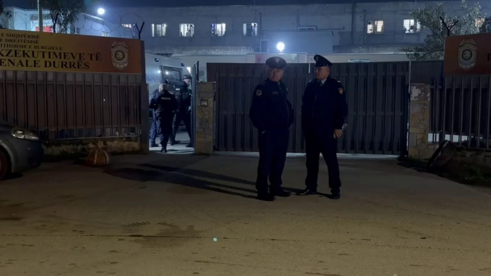 33 të dënuar nga IEVP Durrës transferohen në burgun e sigurisë së lartë në Peqin, mes tyre dhe ish-kapoja i bandës së Durrësit, Lul Berisha