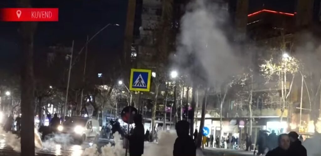 Policia mobilizohet te Kuvendi, fiken dritat e rrugës, shpërndahen me ujë protestuesit 5 WhatsApp Image 2026 01 24 at 7.53.09 PM 1024x497 1