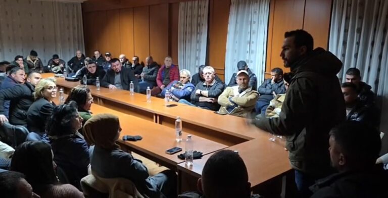 “Do rrëzojmë fasadën që askush nuk guxoi”, Adriatik Lapaj thirrje qytetarëve: Dalim masivisht në protestë më 31 janar