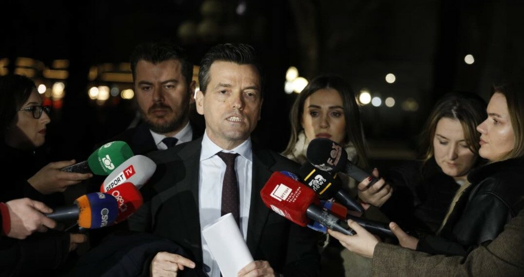 “Vazhdon turpi në Parlament”, Shehaj sulmon qeverinë dhe kryeministrin: Nëse pezullohet Balluku, pezullohet edhe Rama