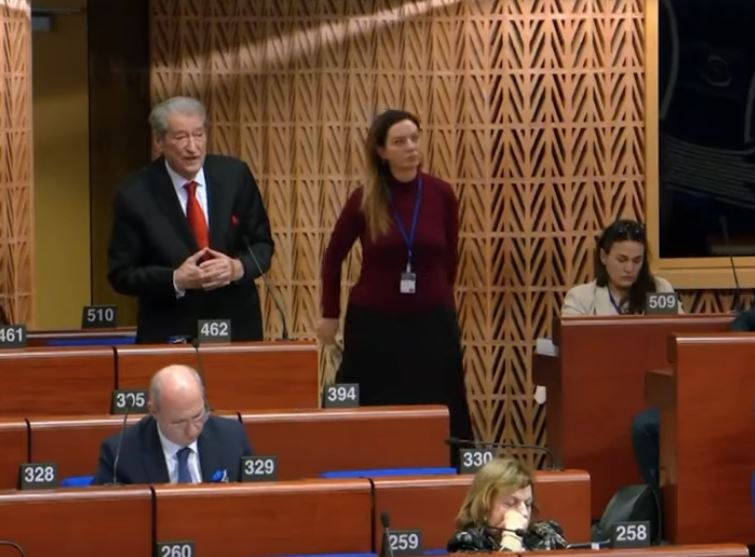 Berishës i fiket mikrofoni në Strasbourg, Balla nxjerr VIDEO-n: Është mësuar në foltoren e Kuvendit