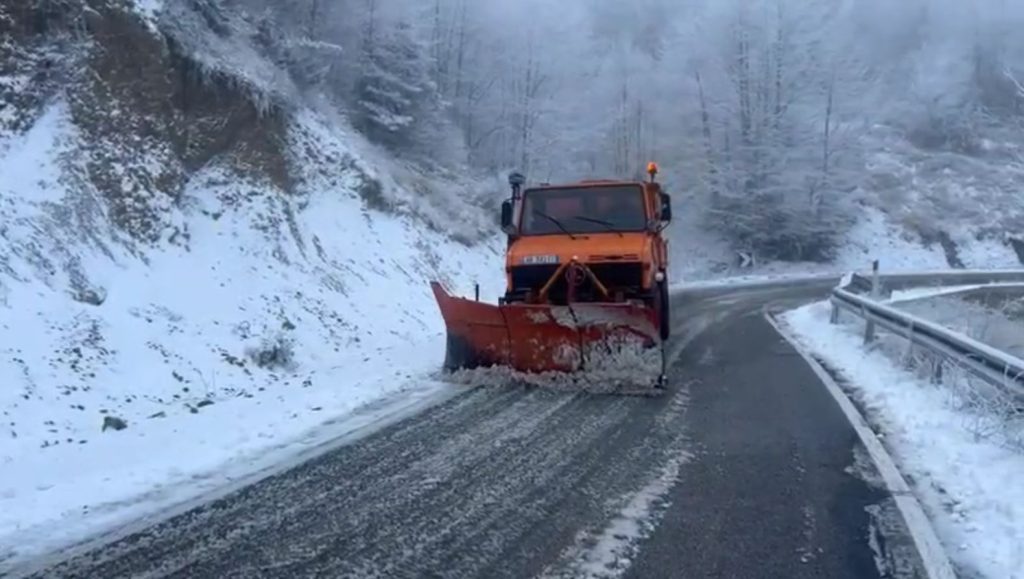 Bora ‘pushton’ zonat malore, Rama publikon pamjet: Borëpastrueset në terren