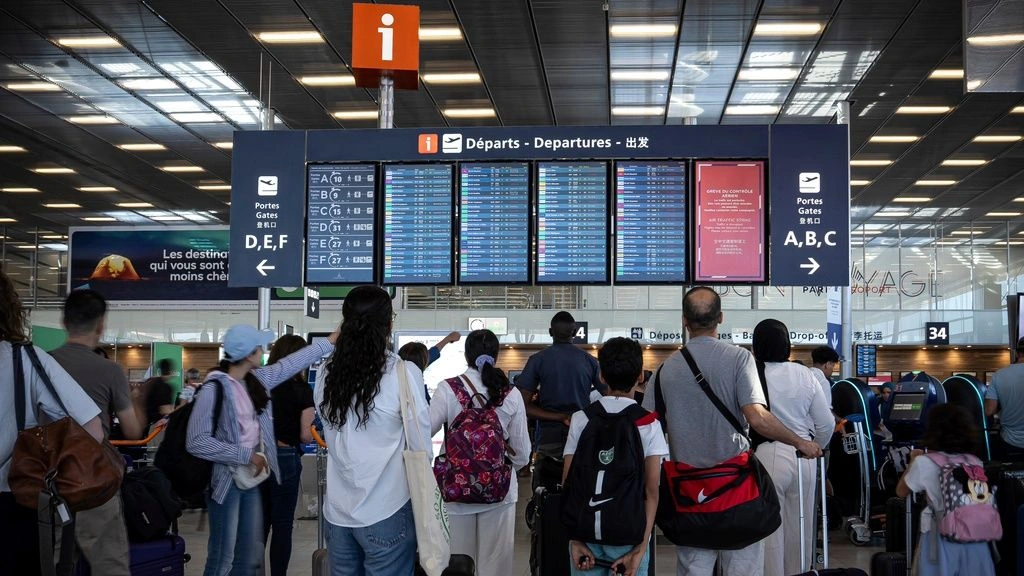 Stuhia e dëbores godet Francën, anulohen 15% të fluturimeve nga Parisi 6 dc72820a ap25185342876941