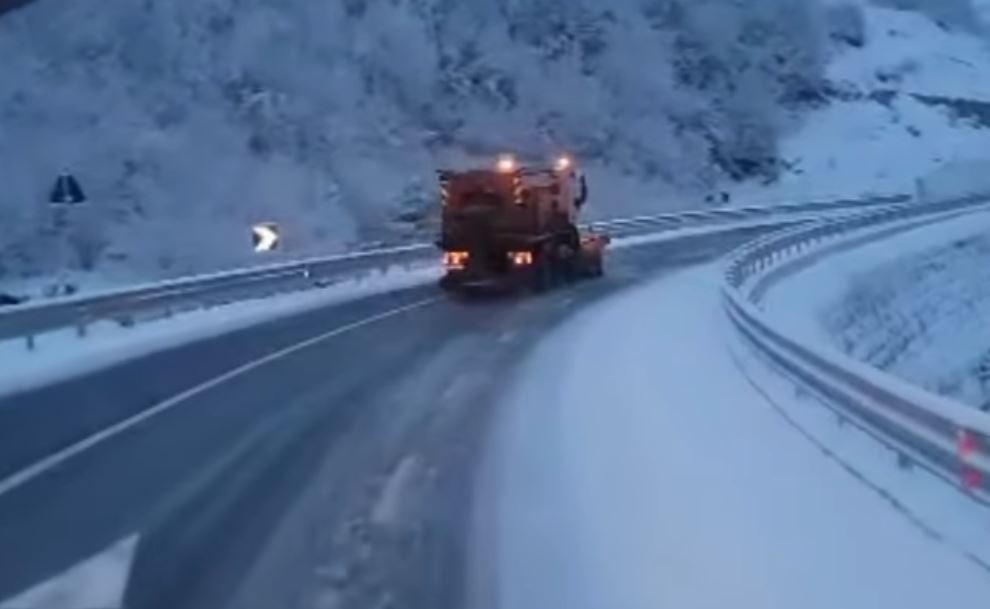 Rikthehen reshjet e borës në verilindje, po punohet për pastrimin e akseve rrugore