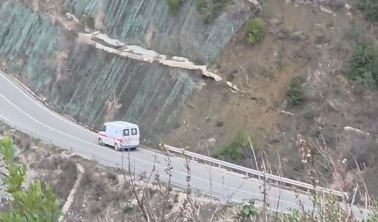 EMRI-FOTO/ Aksidenti në Gramsh, policia: Viktimë një 43-vjeçare! Dy të plagosur në spital 15 dfvd