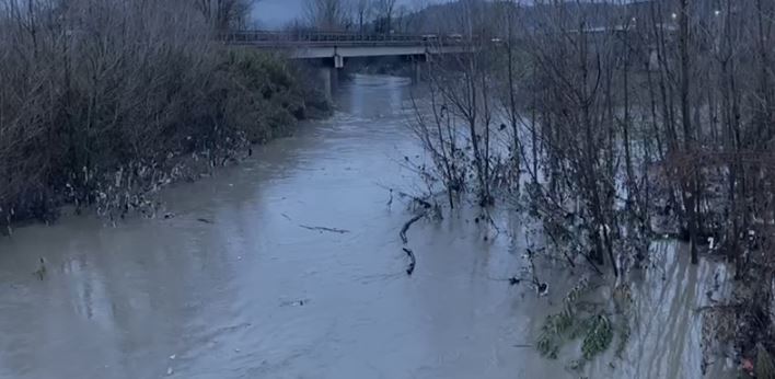 Ulet niveli i lumit Ishëm, uji tërhiqet nga zonat e përmbytura 3 elbasan 1