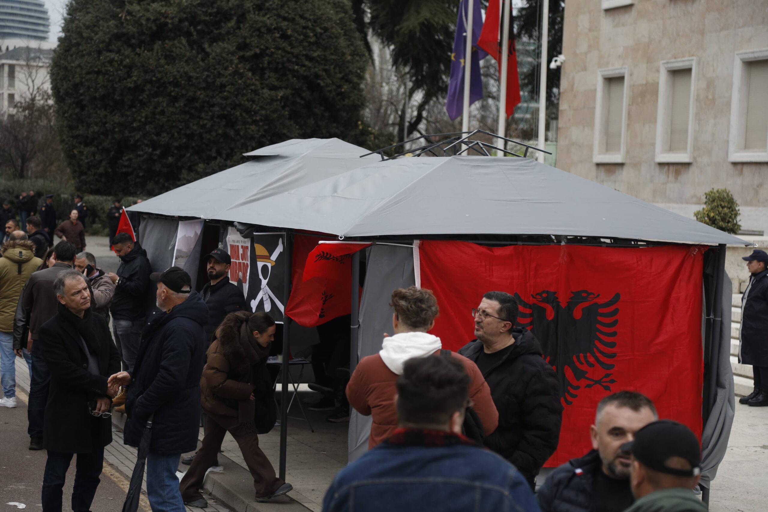 Tensionet në tubimin e “Shqipëria Bëhet” / 2 efektivë dhe protestues në spital, mes tyre Lapaj. Ja si paraqitet gjendja e tij 10 f928b8ec d0d3 4d28 a77f 537d4c4df6ce scaled