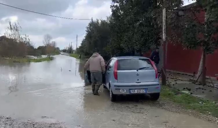 Vjosa del nga shtrati! Bllokohet aksi i vjetër Fier–Vlorë, policia devijon qarkullimin