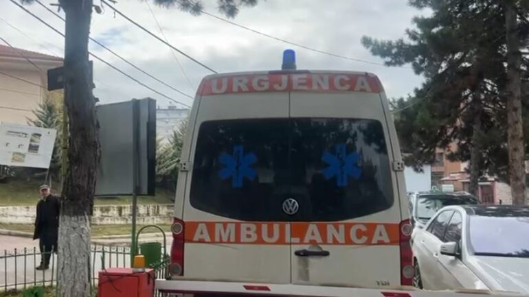 Makina përplaset me murin mbrojtës, plagoset 45-vjeçarja