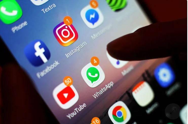 Franca miraton projektligjin që ndalon përdorimin e mediave sociale nga fëmijët nën 15 vjeç,