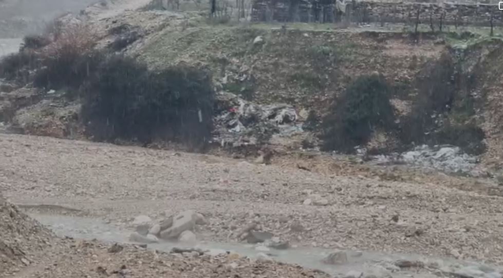 Moti i keq në Gjirokastër/ Banorët e Manajt kërkojnë ndërhyrje urgjente: Përroi i Gjokanës po rrezikon banesat (VIDEO) 11 gjirokaster 1