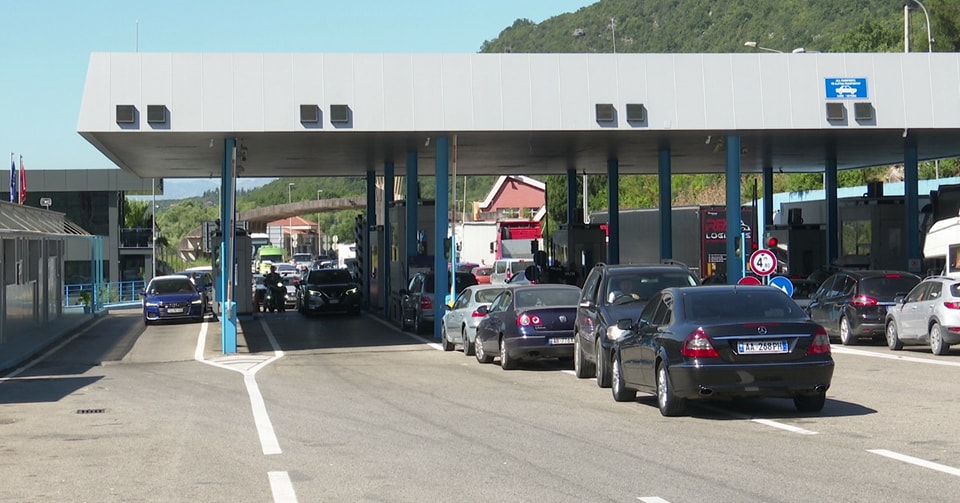 Theu masën e sigurisë dhe tentoi të largohej nga Shqipëria, arrestohet në kufi 45-vjeçari 14 hani hotit