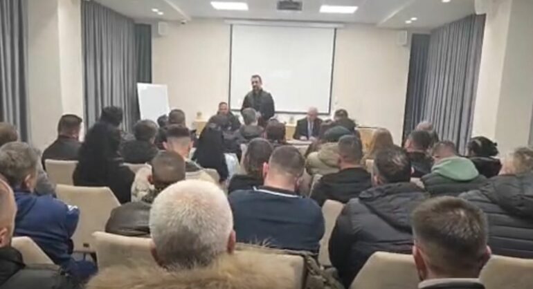 ‘Qeveria më hajdute e Europës’/ Lapaj në Berat: Më 31 janar masivisht në shesh. Rama dhe ministrat e tij, në dosjet…