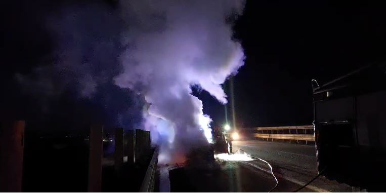 VIDEO/ Përfshihet nga flakët makina në autostradën Milot-Mamurras