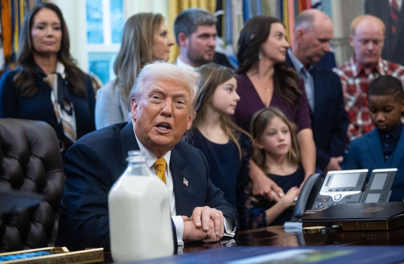 Pas përmbysjes së piramidës ushqimore, administrata Trump nënshkruan projektligjin që rikthen qumështin me yndyrë të plotë në drekën shkollore