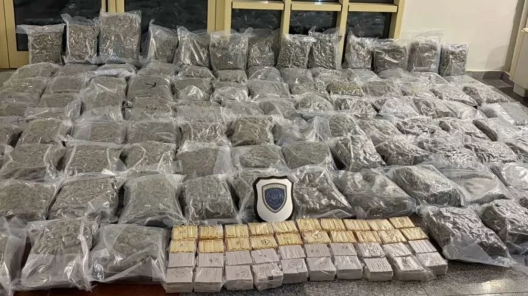 Operacioni në Greqi/ Droga e fshehur në kamion kapte vlerën 900 000 euro, arrestohet shoferi