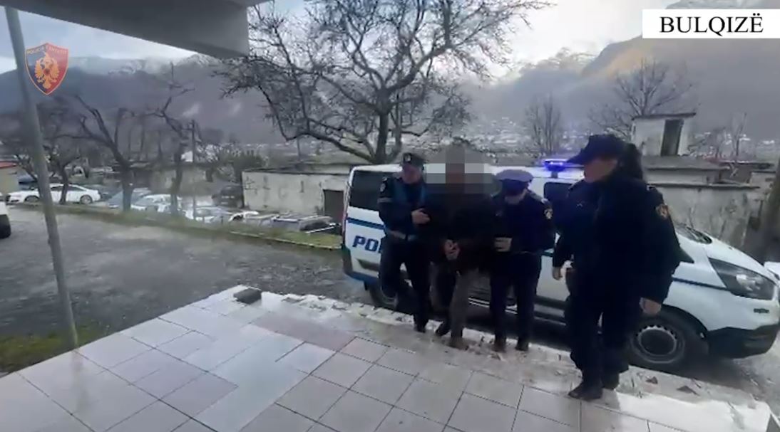 Krim në familje në Bulqizë/ Plagosi me thikë djalin e tij, arrestohet 58-vjeçari 4 plagosi