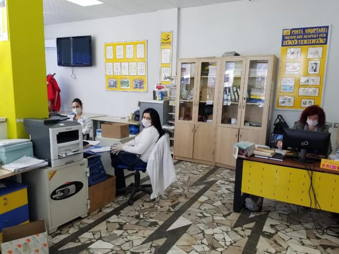 SKANDAL i MADH në Devoll/ Punonjëset e Postës i vjedhin 220 milionë lekë pensionistëve