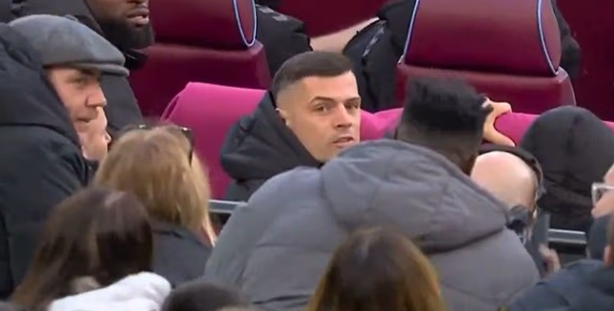 VIDEO/Xhaka përplaset në tribuna, tension i madh me tifozërinë, çfarë ndodhi në ndeshjen e Premier League?