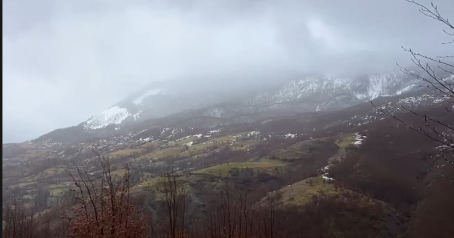 Ulja e temperaturave/ Rikthehen reshjet e borës në disa zona të qarkut të Dibrës 7 reshjee