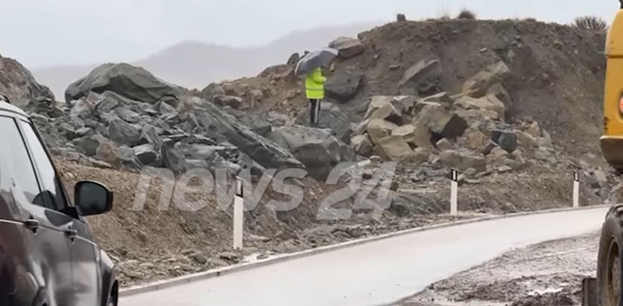 Rruga 260 mln euro e Ballukut/ Situata ende problematike në aksin Qafë Plloçë-Qukës, rrëshqitje dheu në Urën e Golikut 13 rruga balluku