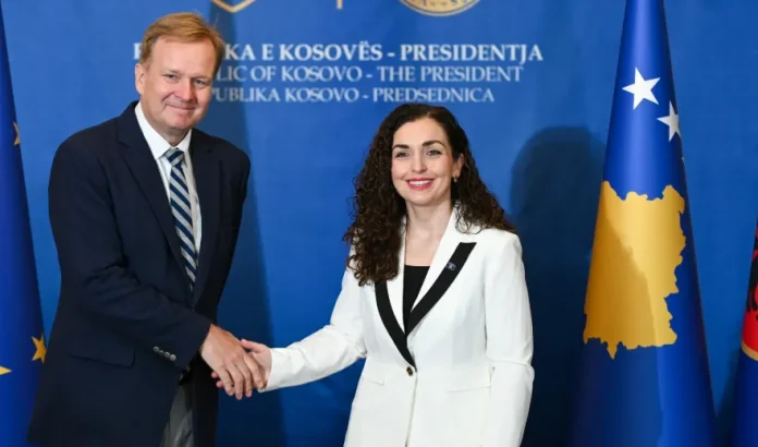 Sorensen viziton sot Kosovën, takohet me Osmanin