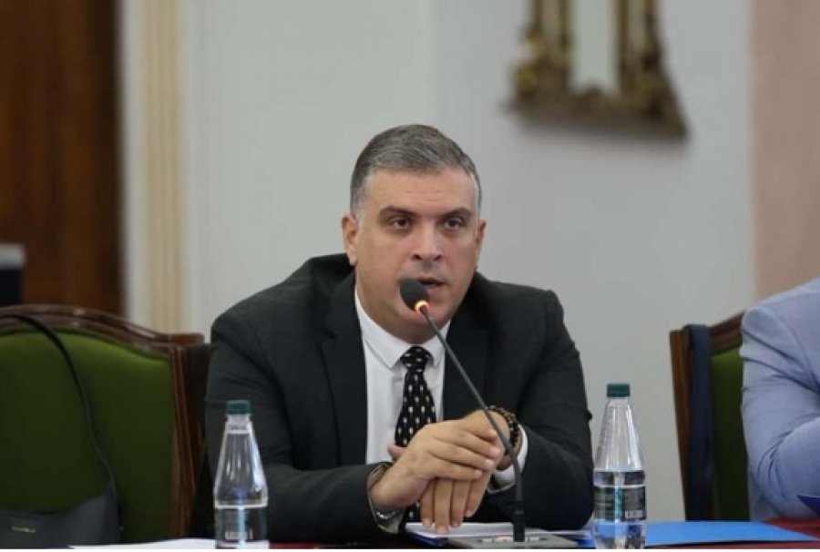 “Rrugë që shemben, para që vidhen”, Tedi Blushi: Kur korrupsioni vë në rrezik jetën e qytetarëve, shembja e Qeverisë bëhet domosdoshmëri ulëritëse 6 tedi blushi 4