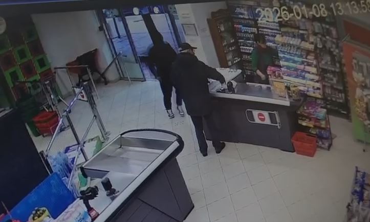 VIDEO/ Grabitje në Yzberisht, hajduti kërcënon me thikë kasieren