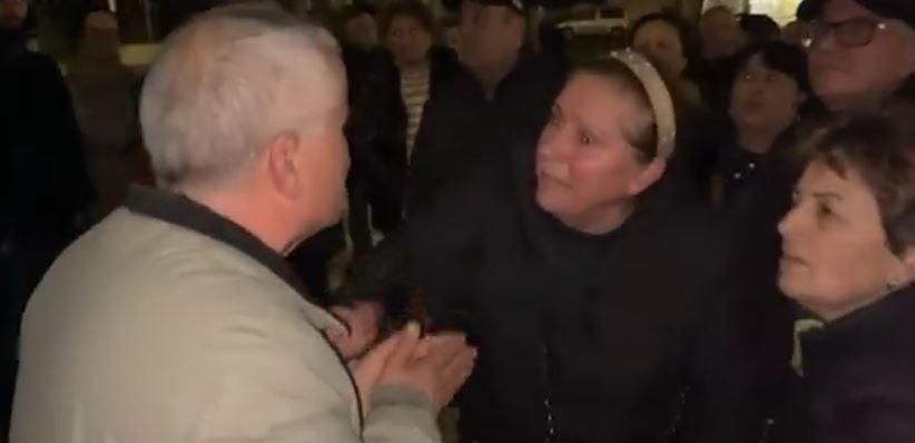 Bashkia njofton mbylljen e tregut në Vlorë/ Rreth 200 tregtarë në protestë: Votat na i morët, tani nuk na doni… 9 wmremove transformed 36