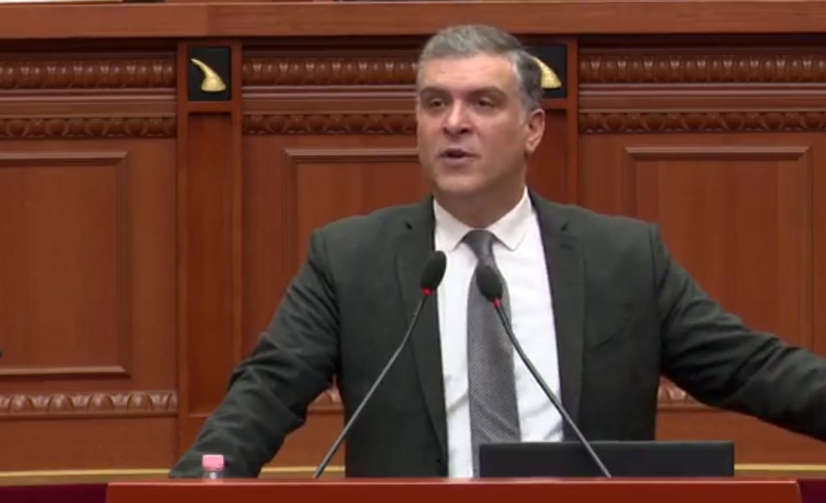 Tedi Blushi nxjerr në Kuvend videon e arrestimit të Metës: U rrëmbye për 2 orë para se t’i lexonin vendimin e gjykatës. Ministri: Nuk është persekutuar politikisht