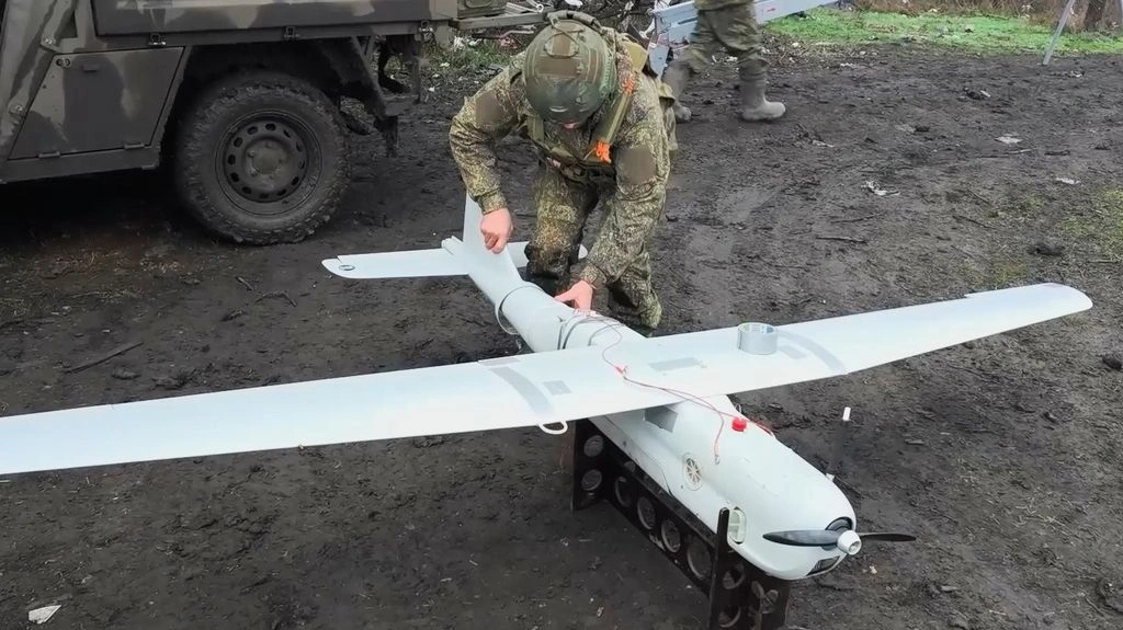 Dronët ukrainas sulmojnë rafinerinë e naftës në Volgograd; kundërsulmet ruse në Lviv