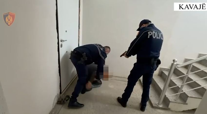 Kavajë/ I dyshuar për disa vjedhje banesash në seri, arrestohet 25-vjeçari nga Saranda 15 34 1