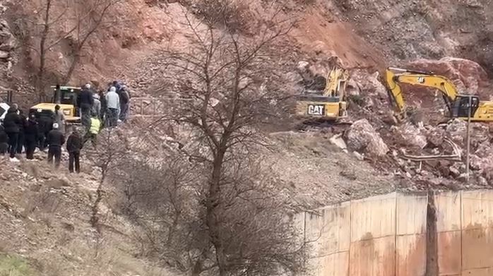 Aksi Librazhd-Prrenjas i paralizuar prej 3 orësh! Dyshime për neglizhencë nga kompania ANK dhe administratorët Agim dhe Ndue Kola 5 45568